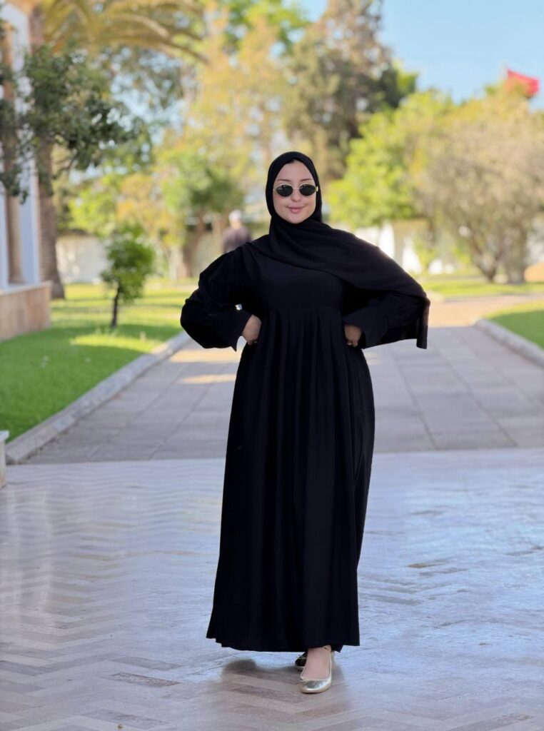 تفاصيل الشال في عباية رووزا السوداء الفاخرة