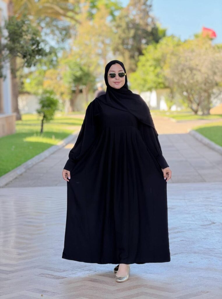 عباية نسائية فاخرة سوداء بالشال بثوب رووزا