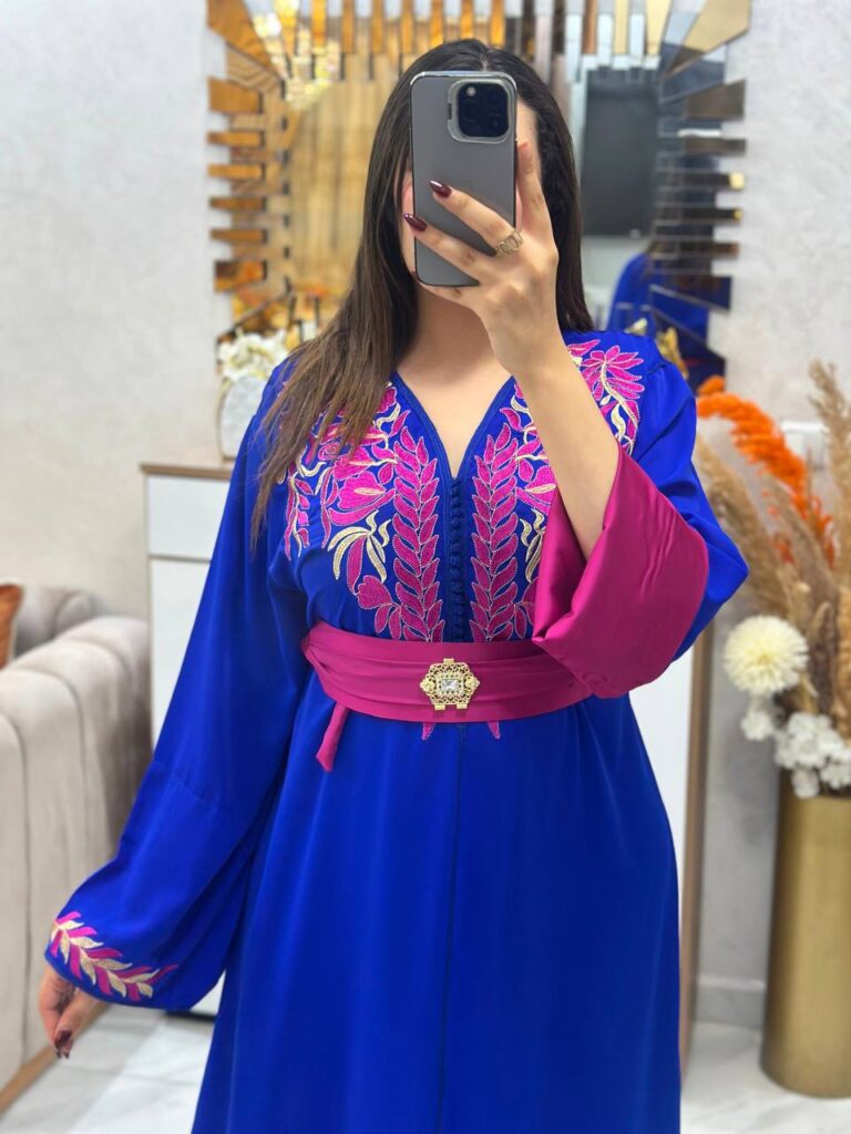 قفطان مغربي مطرز بثوب رووزا مع الحزام باللون Blue – Dar L'Amirat
