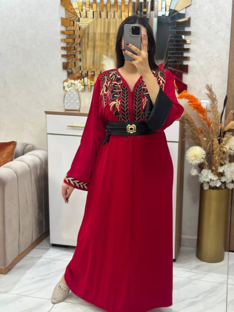 قفطان مغربي مطرز بثوب رووزا مع الحزام باللون Red – Dar L'Amirat